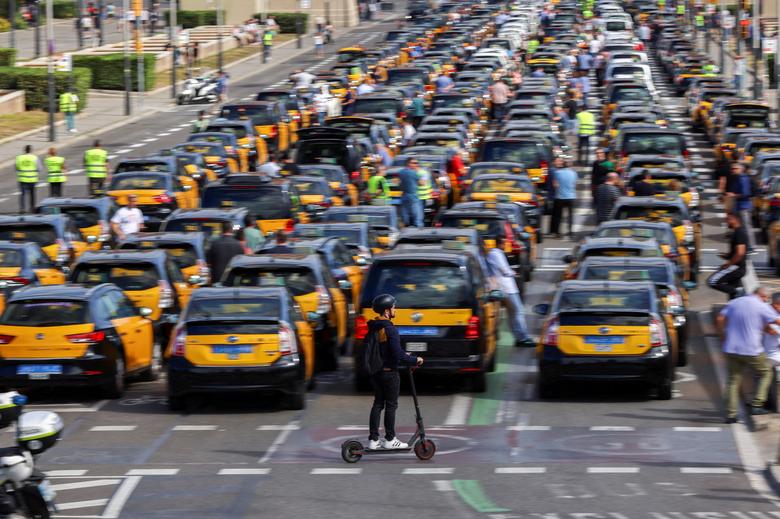 Các tài xế taxi phản đối sau khi Tòa án Công lý của Liên minh Châu Âu bác bỏ các quy tắc do thành phố Barcelona đặt ra nhằm hạn chế đáng kể số lượng ô tô hoạt động với các ứng dụng gọi xe, ở Barcelona, Tây Ban Nha. (Ảnh: REUTERS/Nacho Doce)