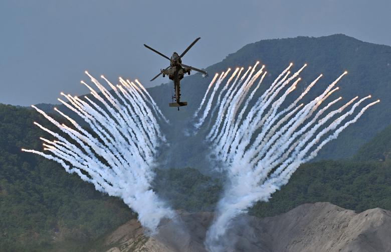Máy bay trực thăng Apache AH - 64 của Hàn Quốc bắn pháo sáng trong cuộc tập trận quân sự chung giữa Hàn Quốc và Hoa Kỳ tại Trường huấn luyện hỏa lực Seungjin ở Pocheon, Hàn Quốc. (Ảnh: Jung Yeon-je/Pool)