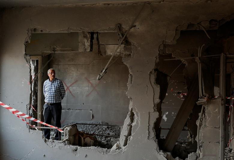 Một người đàn ông kiểm tra ngôi nhà bị quân đội Israel phá hủy ở Nablus, thuộc Bờ Tây do Israel chiếm đóng. (Ảnh: REUTERS/Ranee Sawafta)
