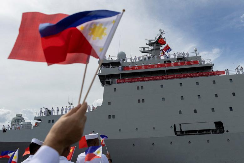 Nhân viên Hải quân Philippines vẫy quốc kỳ của Trung Quốc và Philippines khi tàu huấn luyện hải quân Trung Quốc 'Qi Jiguang' cập cảng Manila trong chuyến thăm thiện chí kéo dài 4 ngày, tại Manila, Philippines. (Ảnh: REUTERS/Eloisa López)