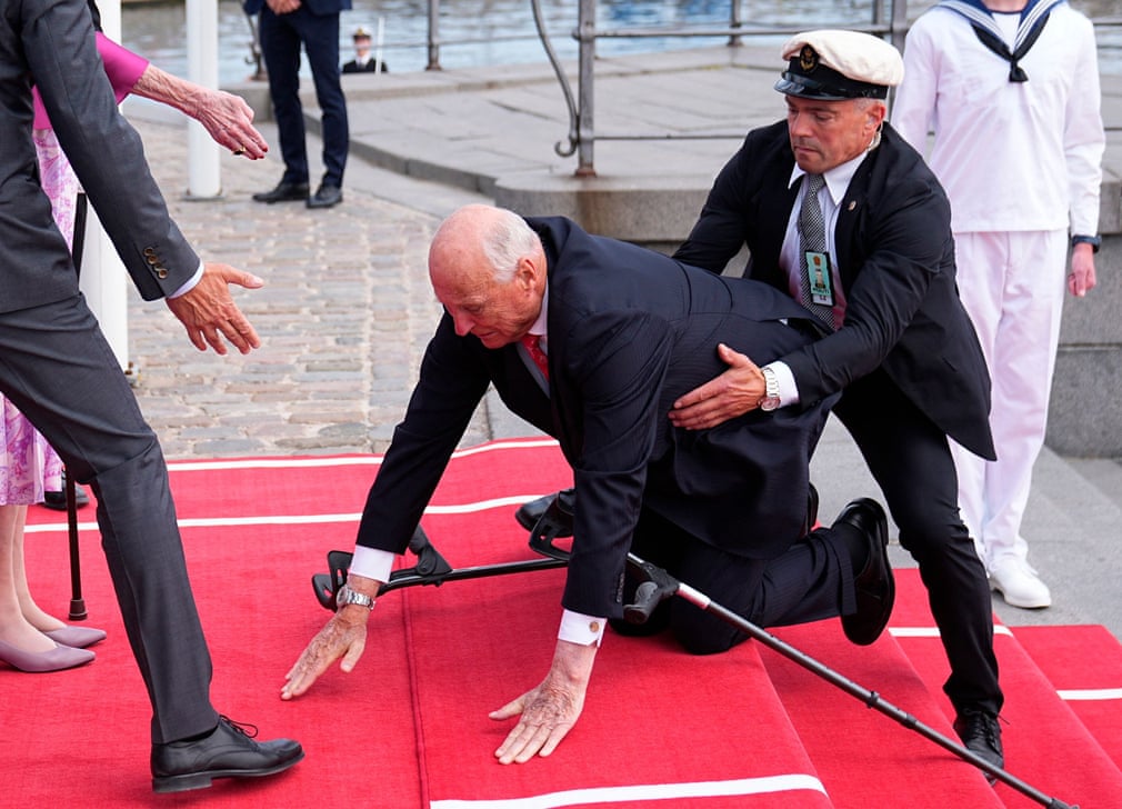 Vua Harald V của Na Uy bị ngã khi đến Toldboden trong chuyến thăm cấp nhà nước. (Ảnh: Mads Claus Rasmussen/Ritzau Scanpix/AFP/Getty Images)