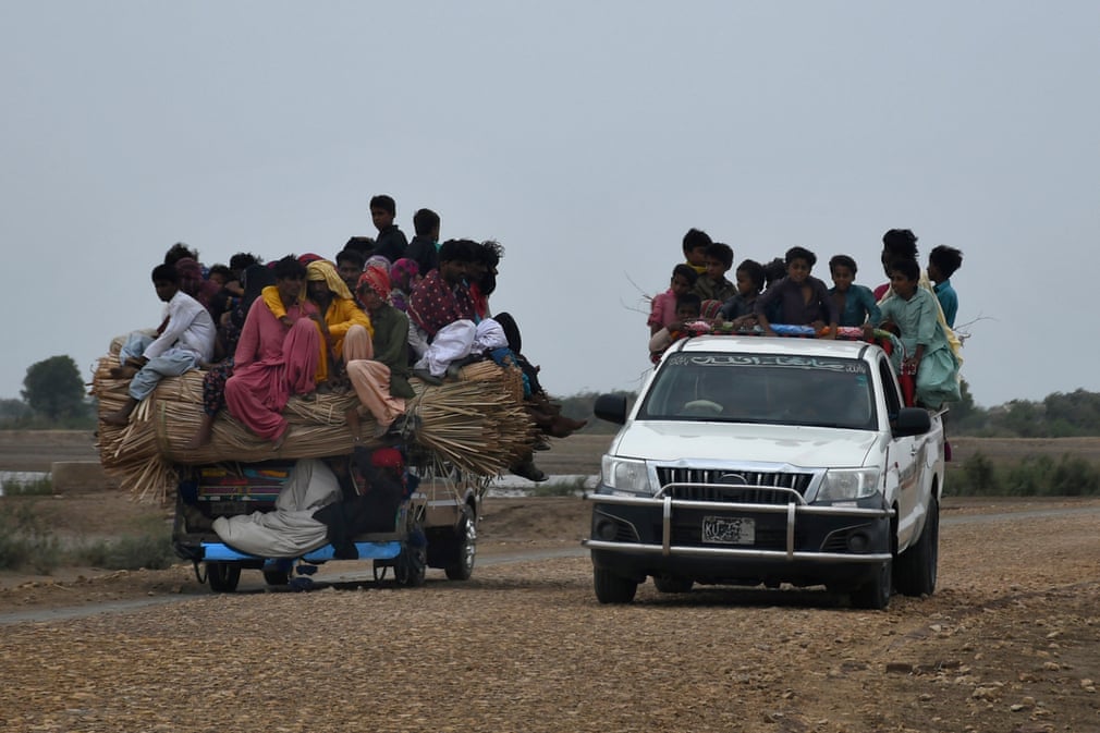 Người dân Pakistan sơ tán khỏi một ngôi làng ven biển khi cơn bão Biparjoy đến gần. (Ảnh: Umair Rajput/AP)