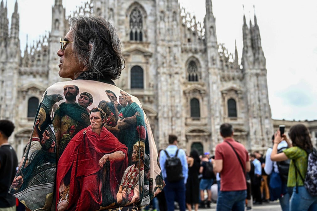 Người dân chờ đợi bên ngoài nhà thờ trước lễ tang cấp nhà nước của cựu thủ tướng Ý Silvio Berlusconi. (Ảnh: Gabriel Bouys/AFP/Getty Images)