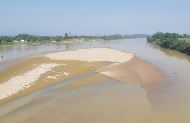 Hiện mực nước trên sông Lam đoạn qua địa bàn xã Võ Liệt (huyện Thanh Chương, tỉnh Nghệ An) cũng đang ở mức rất thấp.