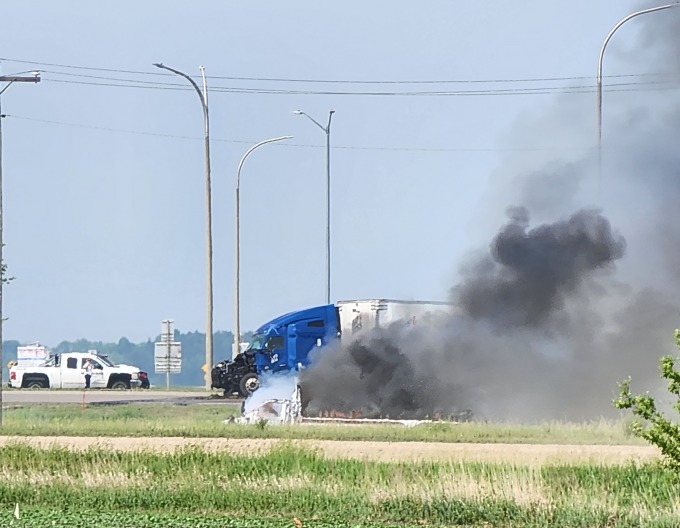 Hiện trường vụ tai nạn giữa xe tải và xe buýt ở tỉnh Manitoba (Canada) ngày 15/6. (Ảnh: Global News)