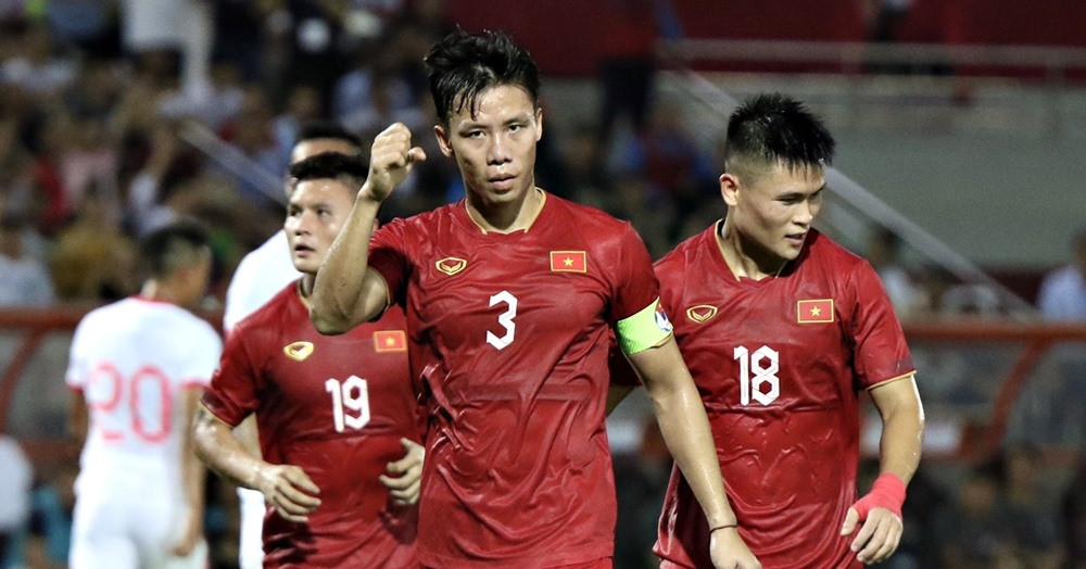 Quế Ngọc Hải ghi bàn thắng duy nhất của trận đầu từ tình huống tuyển Việt Nam được thổi phạt 11m gây tranh cãi.