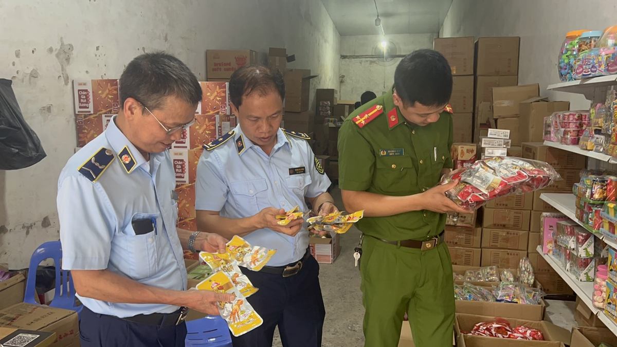 Đội Quản lý thị trường số 24 phối hợp với Công an huyện Hoài Đức kiểm tra đột xuất Hộ kinh doanh cửa hàng thương mại Phương Trang và thu giữ hơn 2.500 chân, cánh gà nhập lậu. Ảnh TCQLTT