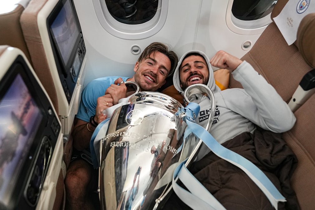 Jack Grealish và Bernardo Silva của Manchester City trở lại Manchester với chiếc cúp Champions League. (Ảnh: Tom Flathers/Manchester City FC/Getty Images)