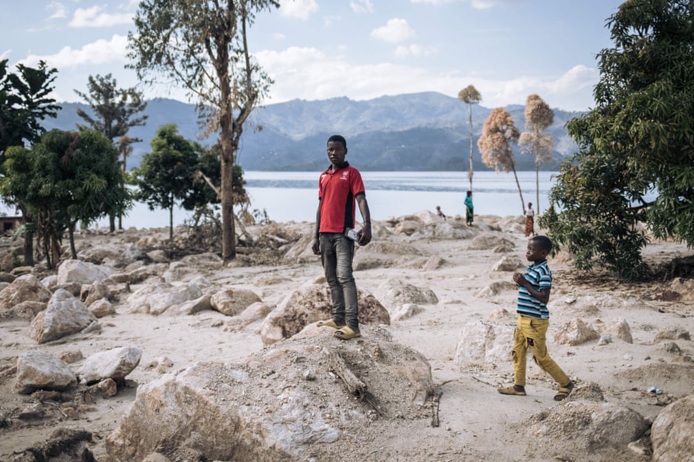 Một người sóng sót chụp ảnh khi ngôi nhà của anh ta bị cuốn trôi bởi trận lở đất vào đầu tháng 5 tại làng Bushushu trên bờ hồ Kivu. Có tới 450 người thiệt mạng trong khu vực và 2.500 người vẫn mất tích. (Ảnh: Alexis Huguet/AFP/Getty Images)