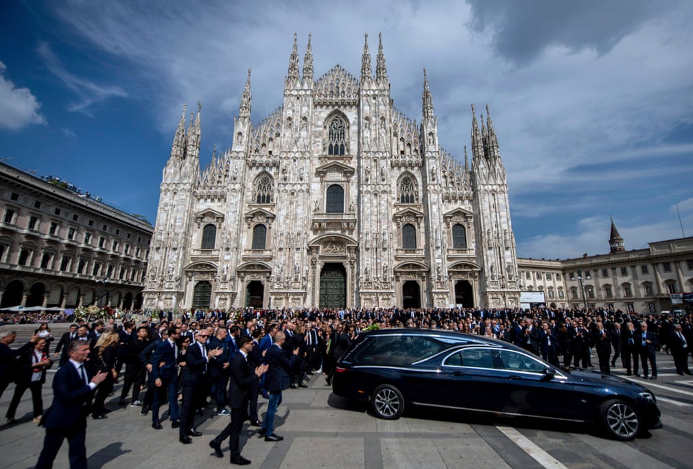 Xe tang chở linh cữu của cựu thủ tướng Ý, Silvio Berlusconi, rời khỏi nhà thờ Duomosau ở Milan sau lễ tang cấp nhà nước của ông. (Ảnh: Claudio Furlan/AP)