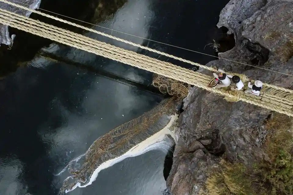 Người dân từ các cộng đồng địa phương tham gia vào việc sửa sang lại cây cầu Q'eswachaka hàng năm. Đây là cây cầu dây cuối cùng còn sót lại của người Inca, khi cây cầu cũ bị cuốn trôi trên sông Apurimac. (Ảnh: Christian Sierra/AFP/Getty Images)