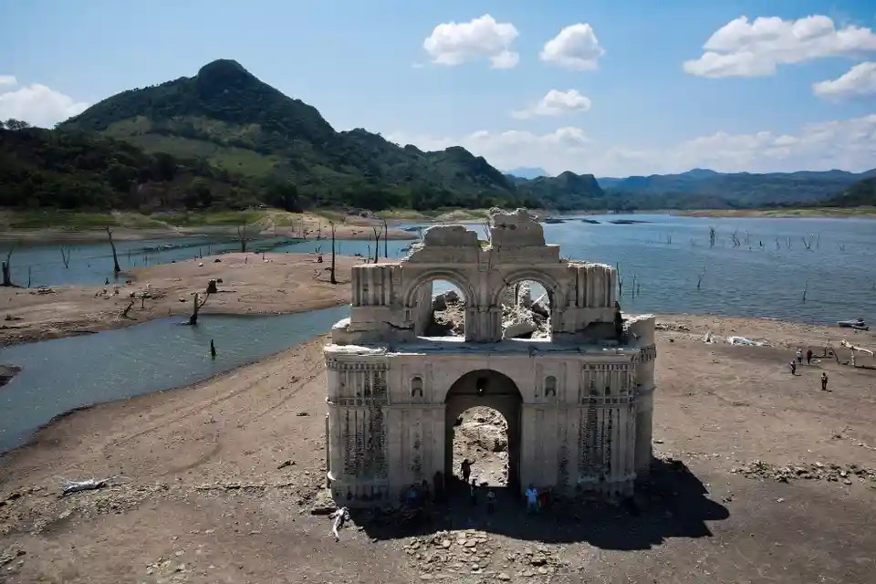 Nhà thờ Temple of Quechula xuất hiện từ vùng nước của đập Malpaso sau khi mực nước giảm vì hạn hán. Nhà thờ Đa Minh thế kỷ 16 đã gần như bị nhấn chìm hoàn toàn khi con đập được xây dựng vào những năm 1960 trên một nhánh của sông Grijalva. (Ảnh: Raul Vera/AFP/Getty Images)
