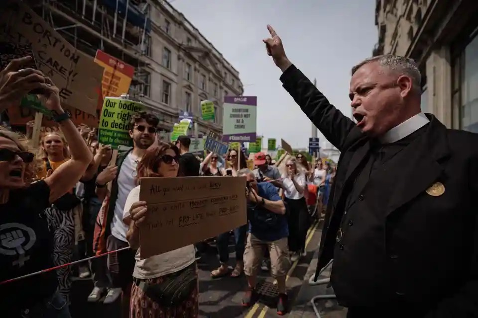 Một người đàn ông tranh luận với những người biểu tình ủng hộ quyền lựa chọn khi họ diễu hành dọc Whitehall (Anh). (Ảnh: Rob Pinney/Getty Images)