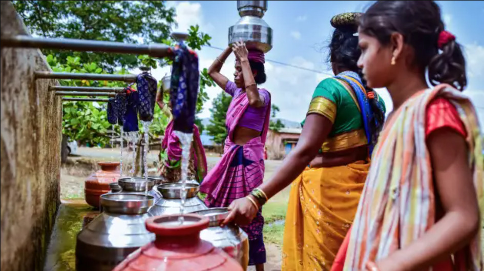 Những người phụ nữ lấy nước từ bể nước đô thị vào ngày 26 tháng 5 năm 2023 tại làng Peth Taluka ở Ấn Độ. Ảnh: CNBC