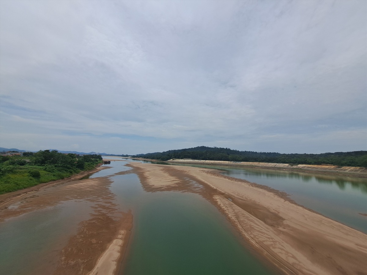 Nước sông Đà khô cạn.