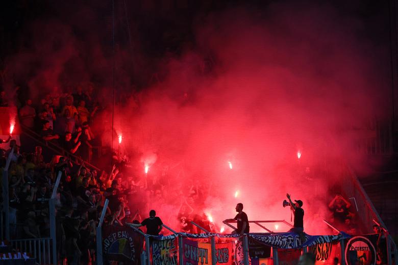 Cổ động viên Romania đốt pháo sáng trên khán đài trong trận đấu với Thụy Sĩ ở Vòng loại UEFA Euro 2024 tại Lucerne, Thụy Sĩ. (Ảnh: REUTERS/Denis Balibouse)