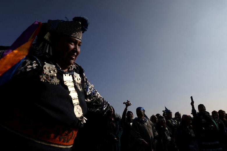 Người bản địa Mapuche tham dự một buổi lễ trước ngày đông chí sắp tới ở Nam bán cầu, Santiago, Chile. (Ảnh: REUTERS/Ivan Alvarado)