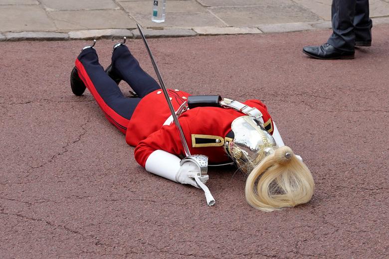 Một người lính ngất xỉu vì nóng tại Lâu đài Windsor, ở Windsor, Anh. (Ảnh: Kirsty Wigglesworth/Pool)