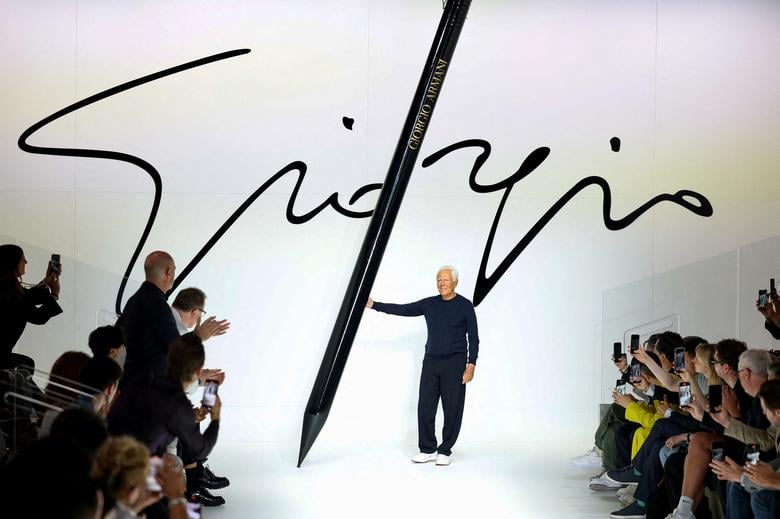 Nhà thiết kế người Ý Giorgio Armani tạo dáng vào cuối buổi trình diễn bộ sưu tập nam xuân - hè 2024 trong Tuần lễ thời trang ở Milan, Ý. (Ảnh: REUTERS/Claudia Greco)