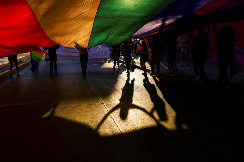Mọi người tham dự một cuộc tuần hành, một phần của lễ kỷ niệm Pride LGBT+, ở Ciudad Juarez, Mexico. (Ảnh: REUTERS/Jose Luis Gonzalez)