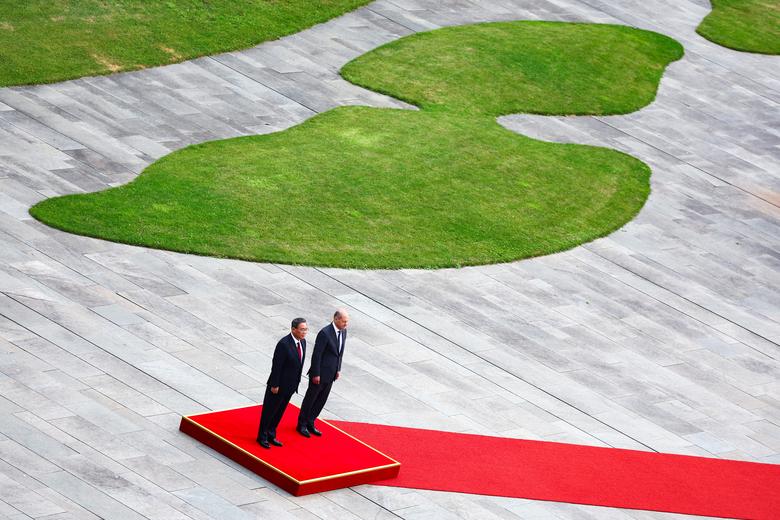 Thủ tướng Đức Olaf Scholz và Thủ tướng Trung Quốc Li Qiang duyệt binh trong cuộc tham vấn của chính phủ Đức - Trung tại Berlin, Đức. (Ảnh: REUTERS/Fabrizio Bensch)