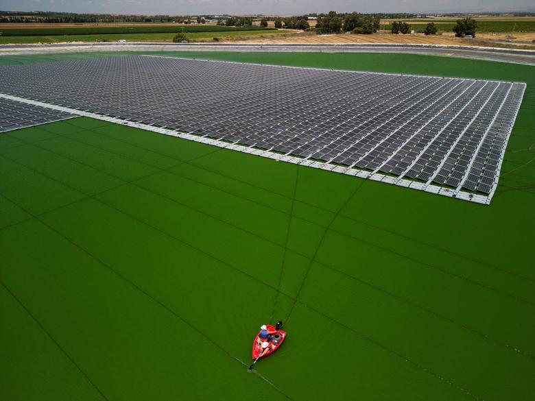 Ảnh chụp từ trên cao cho thấy các công nhân của Nofar Energy đang lắp đặt các tấm pin mặt trời trên một hồ chứa nước bên ngoài Kibbutz Or HaNer, Israel. (Ảnh: REUTERS/Amir Cohen)