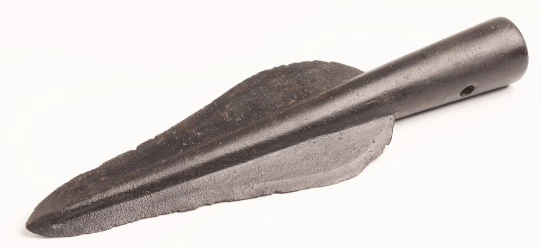 Một mũi giáo bằng đồng được tìm thấy trong số những hiện vật khai quật mà các nhà khảo cổ học đã phát hiện ở Tiel.