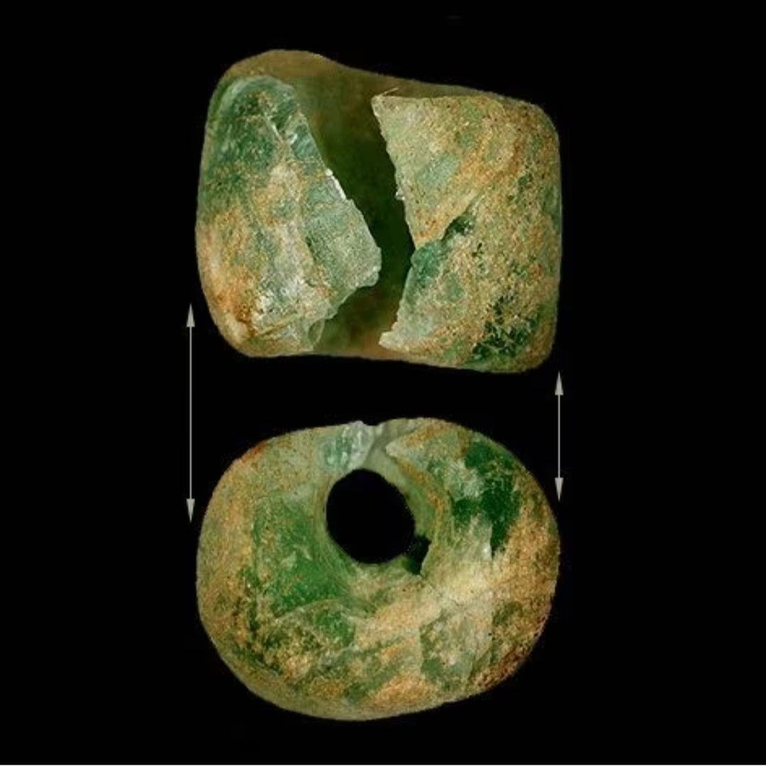 Trong khi khai quật khu bảo tồn, các nhà khảo cổ học phát hiện ra ngôi mộ của một người phụ nữ được chôn cùng với một hạt màu xanh lá cây từ Lưỡng Hà