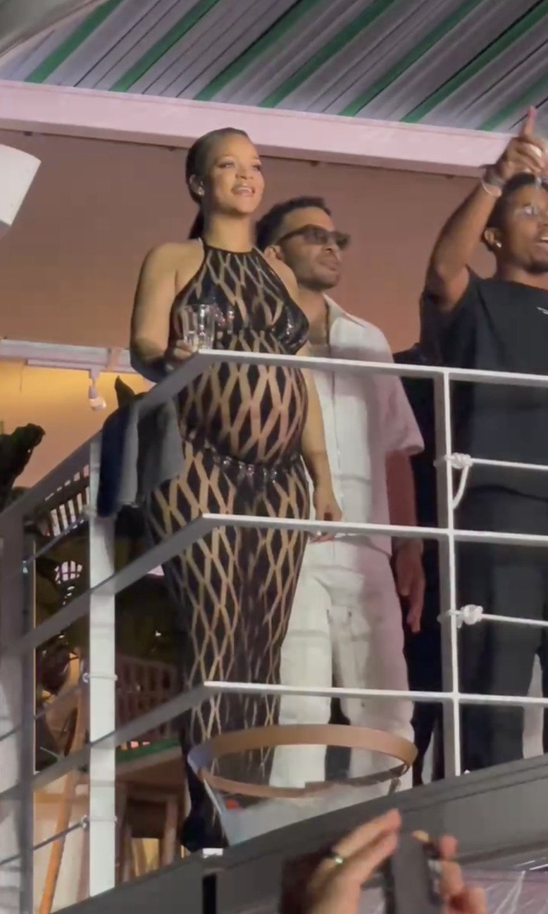 Rihanna đã xuất hiện bất ngờ tại buổi hòa nhạc Spotify của bạn trai A$AP Rocky trong Liên hoan Cannes Lions 2023.