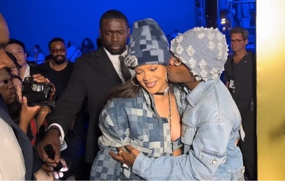 Cô ấy và A$AP mặc đồ denim giống nhau và thể hiện tình cảm ngọt ngào trước ống kính tại Tuần lễ thời trang của Louis Vuitton.