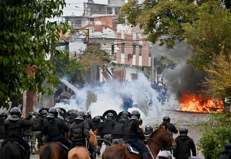 Người biểu tình đụng độ với cảnh sát trong các cuộc biểu tình bạo lực phản đối việc thông qua cải cách hiến pháp cấp tỉnh, ở San Salvador de Jujuy, Argentina. (Ảnh: REUTERS/Charly Soto)