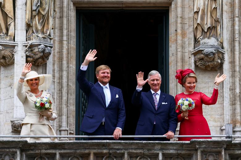 Vua Hà Lan Willem - Alexander, Hoàng hậu Hà Lan Maxima, Vua Philippe và Hoàng hậu Mathilde của Bỉ chào đón mọi người từ ban công của tòa thị chính ở Brussels' Grand Place, trong chuyến thăm cấp nhà nước, ở Brussels, Bỉ. (Ảnh: REUTERS/Yves Herman)