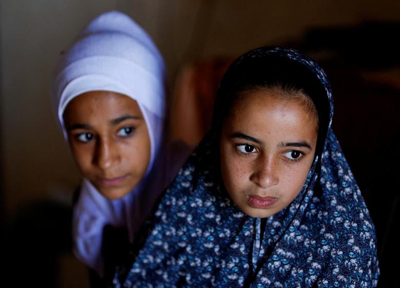 Các cô gái tị nạn Palestine ngồi trong nhà của họ tại trại tị nạn Al - Shati, vào Ngày Tị nạn Thế giới ở thành phố Gaza. (Ảnh: REUTERS/Mohammed Salem)