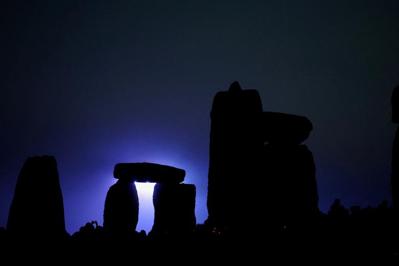 Những người vui chơi tụ tập quanh Stonehenge để tham dự lễ kỷ niệm ngày hạ chí, gần Amesbury, Anh. (Ảnh: REUTERS/Toby Melville)