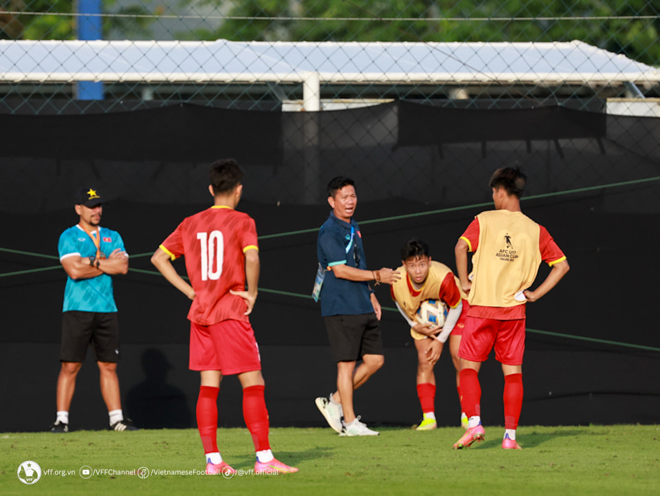 Thầy trò HLV Hoàng ANh Tuấn khá thoải mái về tinh thần trước trận đấu với U17 Uzbekistan.