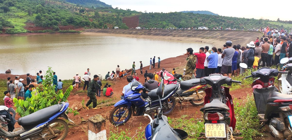 Lực lượng cứu hộ và người dân tập trung vớt thi thể các nạn nhân bị đuối nước tại hồ thủy lợi Bê Đê (Ảnh xã Đồng Nai Thượng)