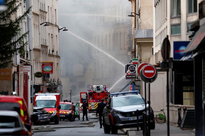 Lính cứu hỏa Pháp làm nhiệm vụ sau vụ nổ gas ở quận 5 của Paris, Pháp. (Ảnh: REUTERS/Gonzalo Fuentes)