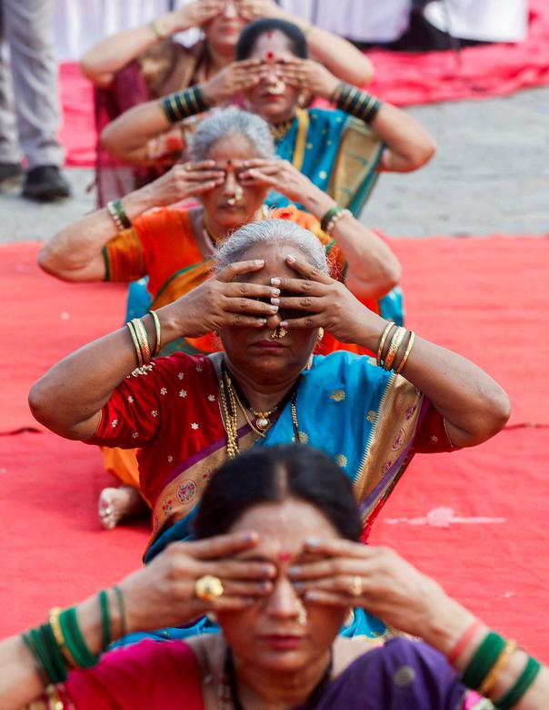 Mọi người biểu diễn yoga trước khách sạn Taj, trong Ngày Quốc tế Yoga ở Mumbai, Ấn Độ. (Ảnh: REUTERS/Francis Mascarenhas)