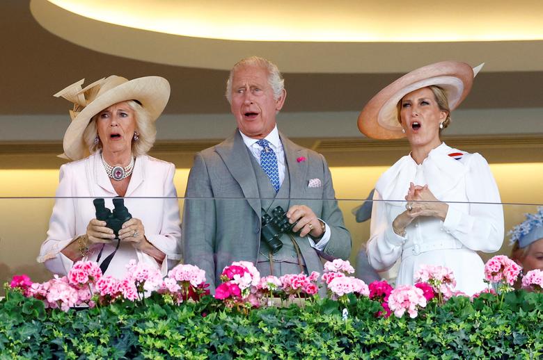 Phản ứng của Vua Charles, Nữ hoàng Camilla và Sophie, Nữ công tước xứ Edinburgh của Anh trong cuộc đua ngựa phẳng tại lễ hội Royal Ascot. (Ảnh: REUTERS/Andrew Boyers)