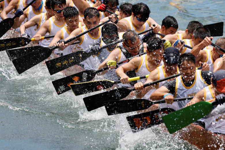 Thí sinh tham gia đua thuyền trong Lễ hội Thuyền rồng hàng năm tại cảng cá Aberdeen ở Hồng Kông, Trung Quốc. (Ảnh: REUTERS/Tyrone Siu)