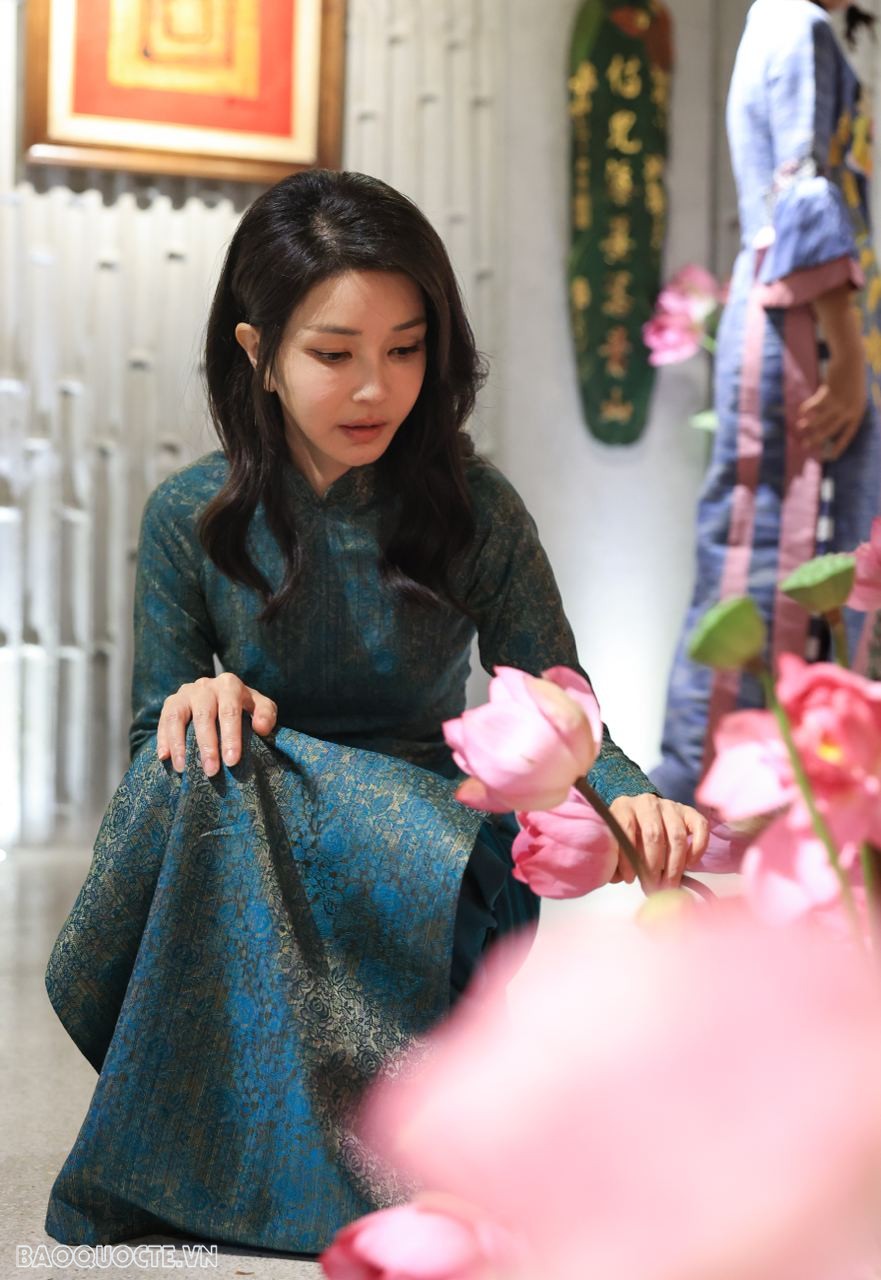 Bà Kim Keon Hee bày tỏ ấn tượng với hình ảnh hoa sen và trà sen của Việt Nam. (Ảnh B.Q.T.)