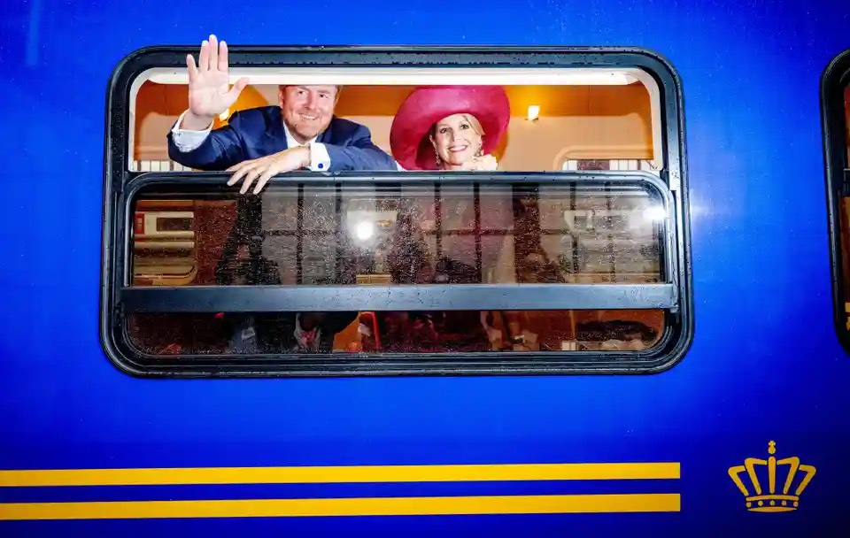 Vua Willem - Alexander và Hoàng hậu Máxima khởi hành bằng tàu hỏa từ Antwerp trong khuôn khổ chuyến thăm cấp nhà nước của cặp đôi hoàng gia Hà Lan tới Bỉ. (Ảnh: Robin Utrecht/Dana Press/Shutterstock)