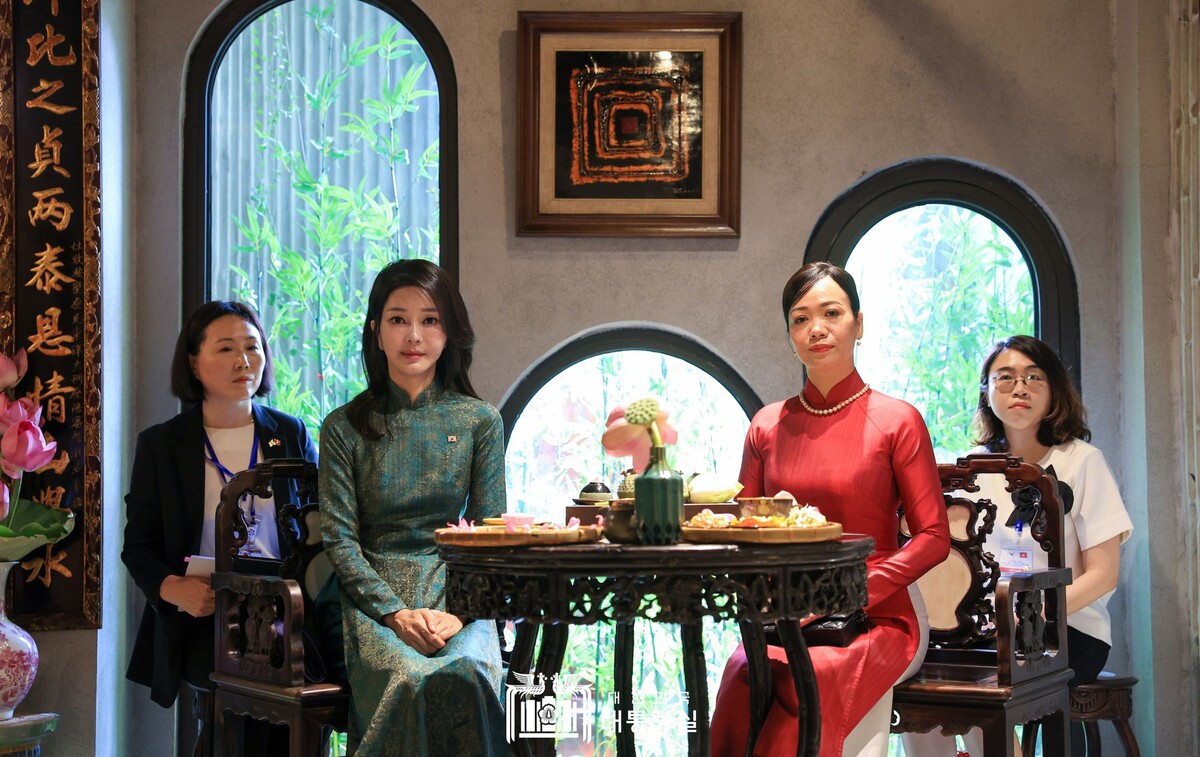 Phu nhân Chủ tịch nước, bà Phan Thị Thanh Tâm, và phu nhân Tổng thống Hàn Quốc, bà Kim Keon-hee, tại tiệc trà. (Ảnh Văn phòng Tổng thống Hàn Quốc)·