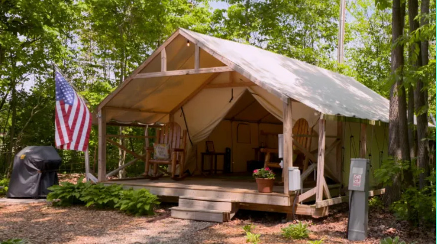 Vợ chồng Lemoines đã thêm một số nâng cấp cho khu cắm trại, bao gồm cả lều cắm trại, để tăng doanh thu. Ảnh: Devin Lieberman