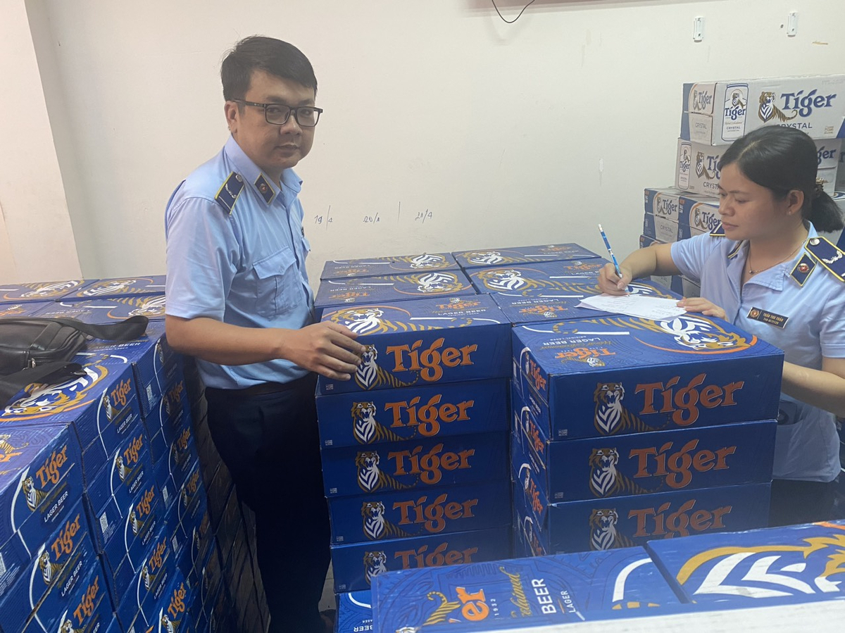 Gần 600 thùng bia Tiger nghi nhập lậu bị thu giữ. Ảnh TCQLTT