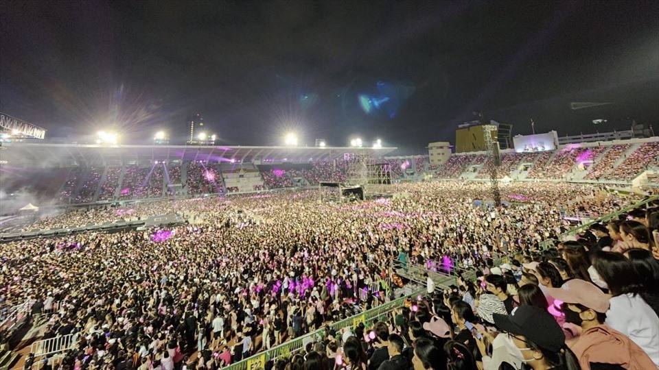 Concert Blackpink tại sân vận động Thái Lan chật kín người tham dự, ở Việt Nam dự đoán cũng khó 'săn' vé.