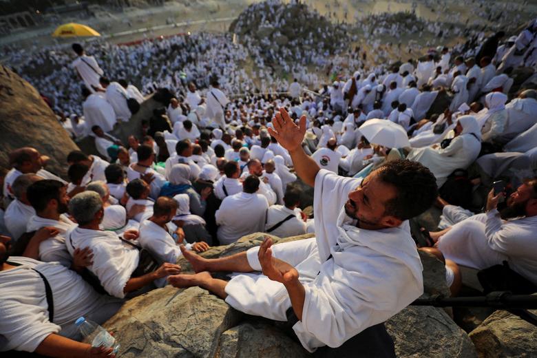 Những người hành hương Hồi giáo cầu nguyện trên Núi Arafat trong cuộc hành hương hàng năm, bên ngoài thánh địa Mecca (Ả Rập Saudi). (Ảnh: REUTERS/Mohamed Abd El Ghany)
