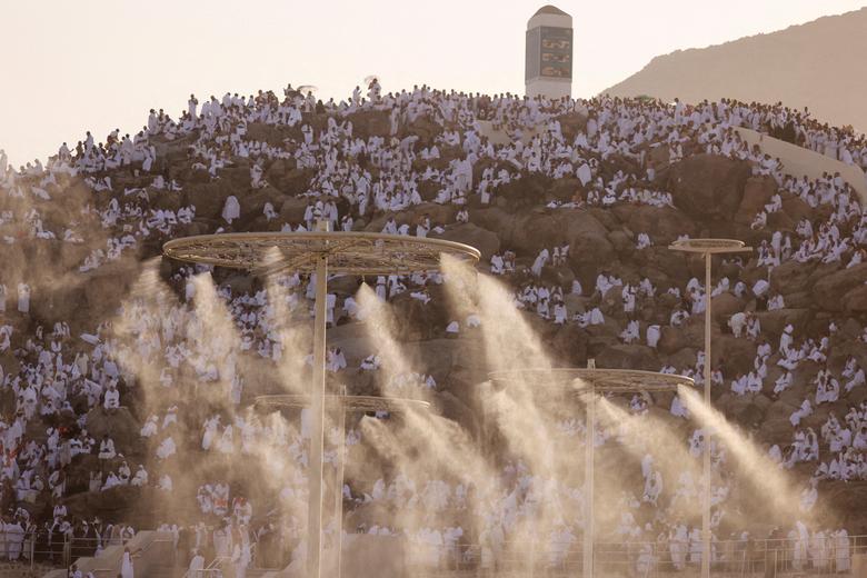 Hệ thống phun sương hoạt động để giảm nhiệt độ khi những người hành hương Hồi giáo tụ tập trên Núi Arafat. (Ảnh: REUTERS/Mohamed Abd El Ghany)