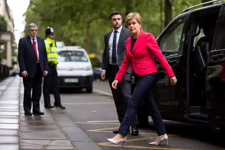 Cựu thủ hiến của Scotland, bà Nicola Sturgeon, đến buổi điều tra về COVID-19 của Vương quốc Anh để đưa ra bằng chứng về phản ứng của Scotland đối với đại dịch. (Ảnh: Tolga Akmen/EPA)