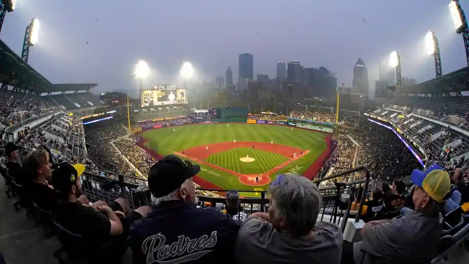 Khói mù từ các vụ cháy rừng ở Canada bao trùm Công viên PNC trong trận đấu bóng chày giữa Pittsburgh Pirates và San Diego Padres. (Ảnh: Gene J Puskar/AP)